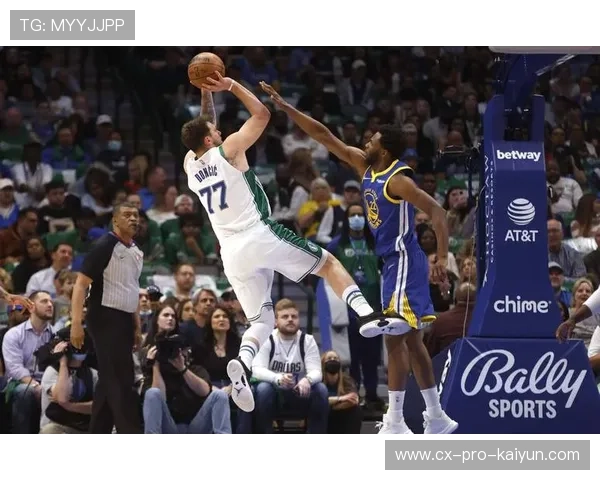 东契奇弧顶三分稳稳命中，独行侠继续扩大领先